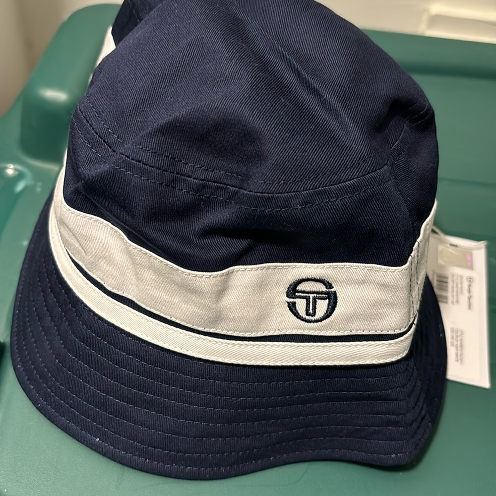 Sergio Tacchini bucket brand new, never worn, stitch in logo , one size